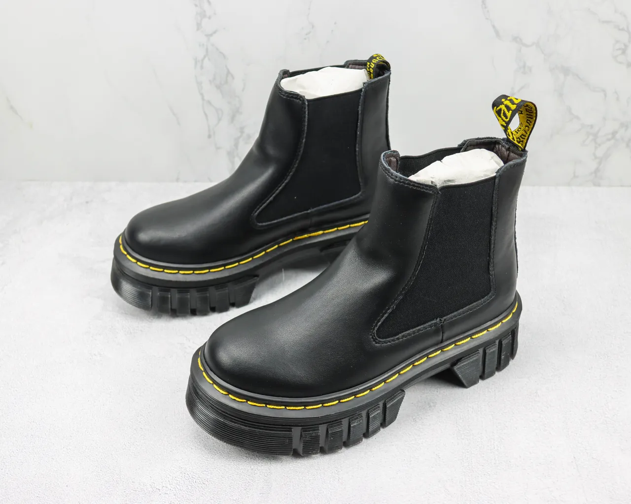 Dr. Martens Jadon Platform 黑色黄色缝线切尔西靴 4