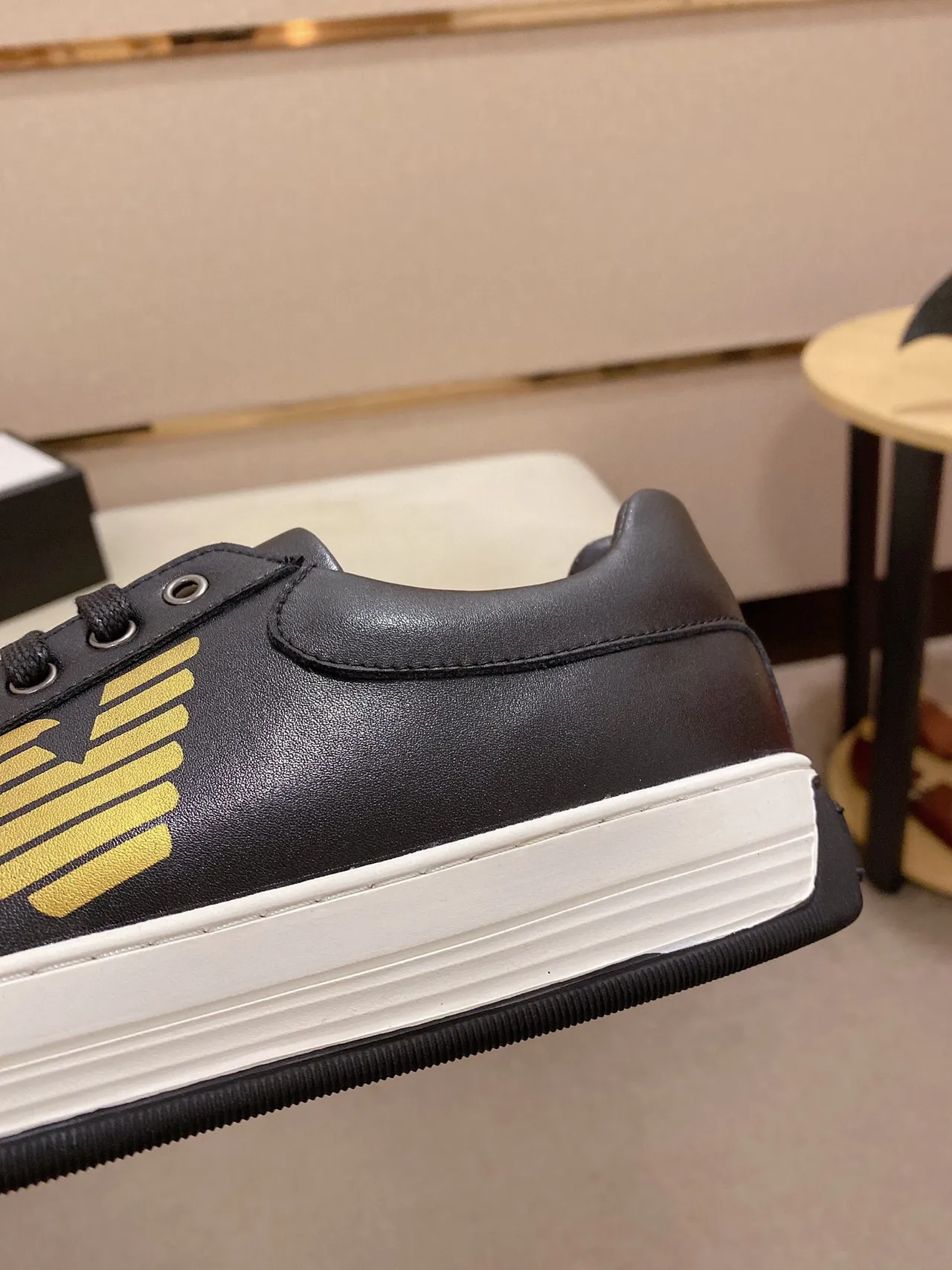 Emporio Armani Sneakers Lifestyle en cuir noir et doré avec logo d'aigle 3