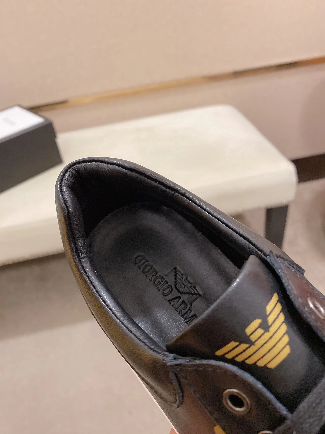 Emporio Armani Sneakers Lifestyle en cuir noir et doré avec logo d'aigle 4