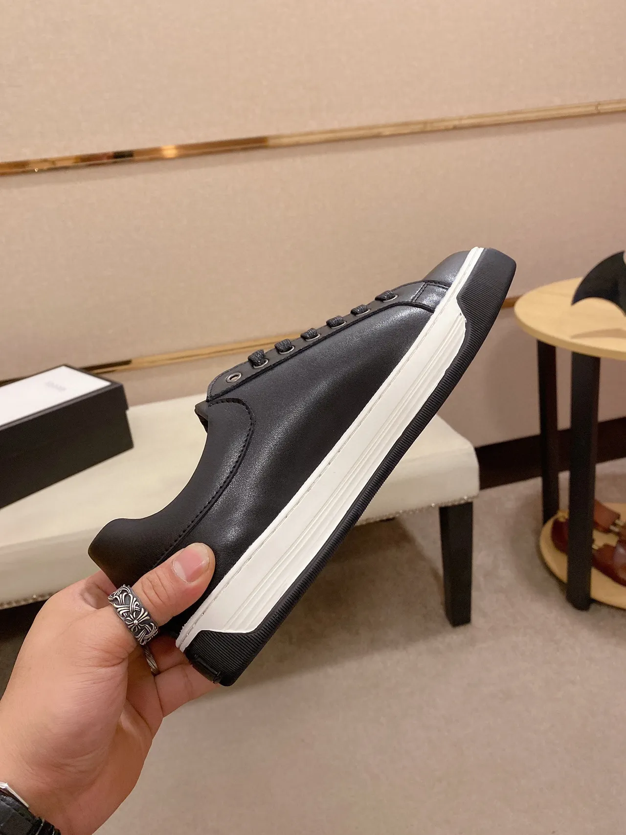 Emporio Armani Sneakers Lifestyle en cuir noir et doré avec logo d'aigle 5