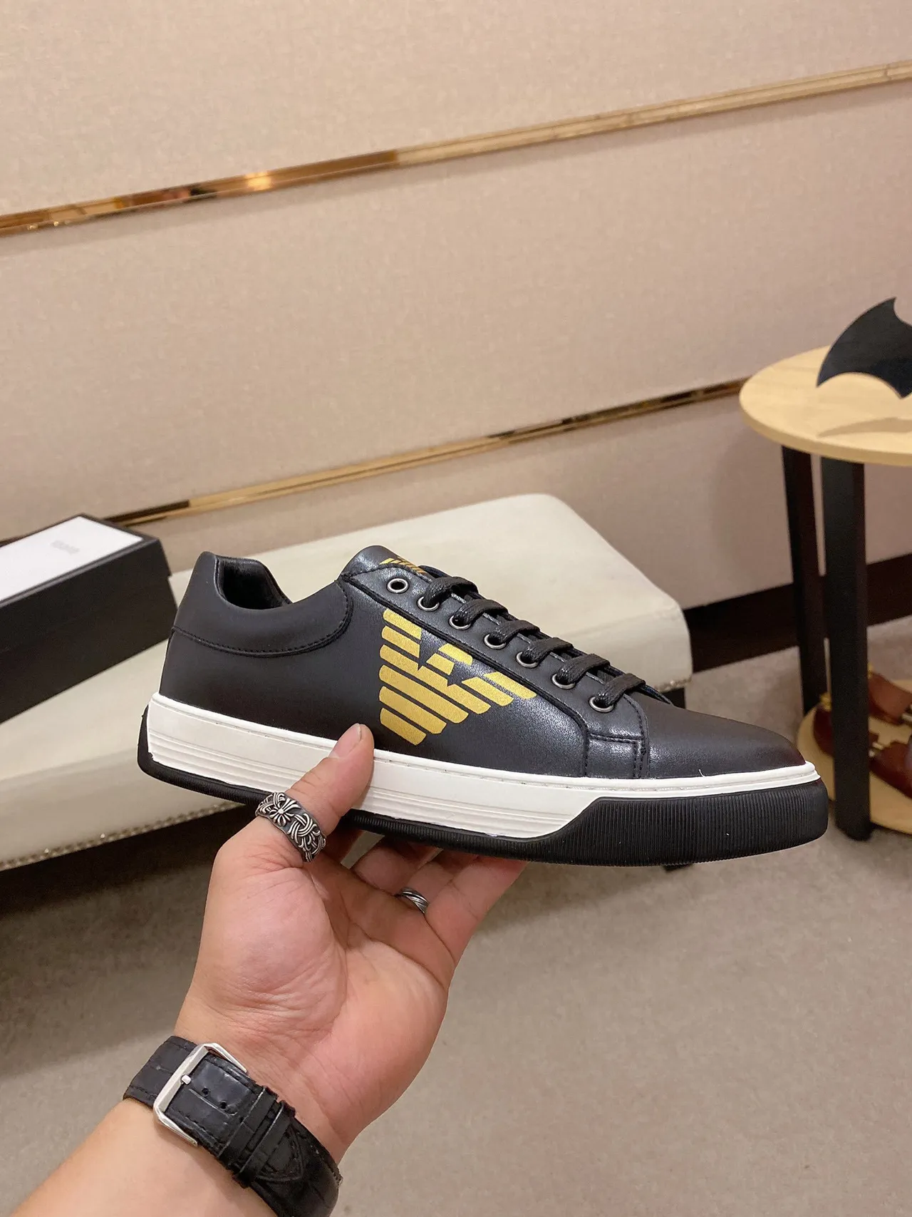 Emporio Armani Sneakers Lifestyle en cuir noir et doré avec logo d'aigle 6