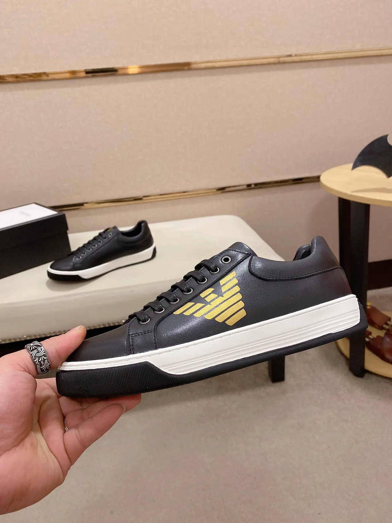 Emporio Armani Sneakers Lifestyle en cuir noir et doré avec logo d'aigle 7