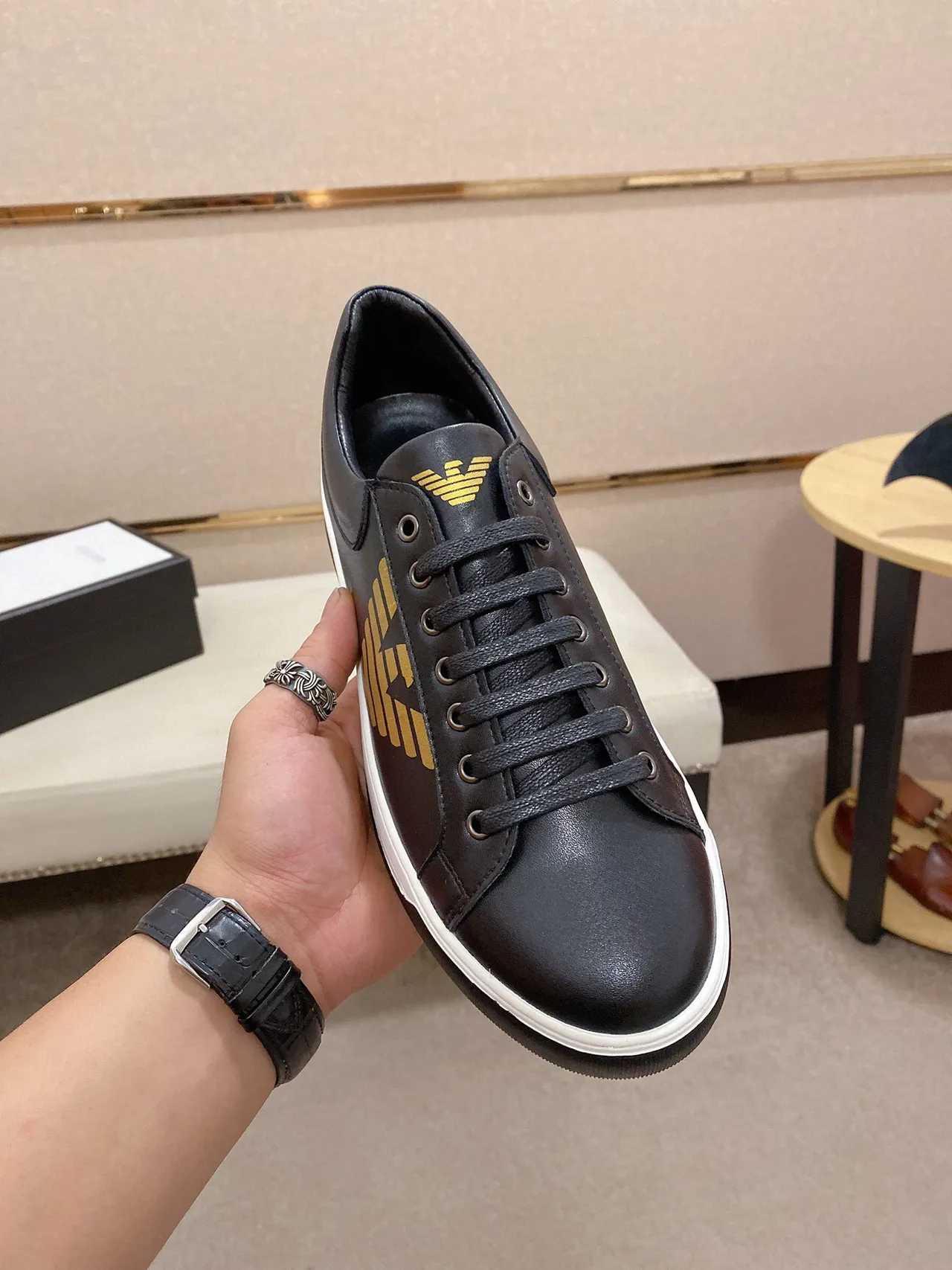 Emporio Armani Sneakers Lifestyle en cuir noir et doré avec logo d'aigle 8