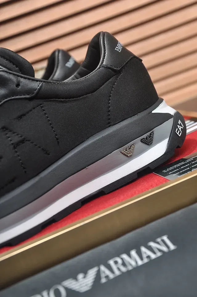 Emporio Armani Chaussures Lifestyle Noires et Grises en Cuir et Synthétique avec Logo d'Aigle Embossé 2