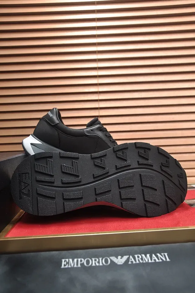Emporio Armani Chaussures Lifestyle Noires et Grises en Cuir et Synthétique avec Logo d'Aigle Embossé 4