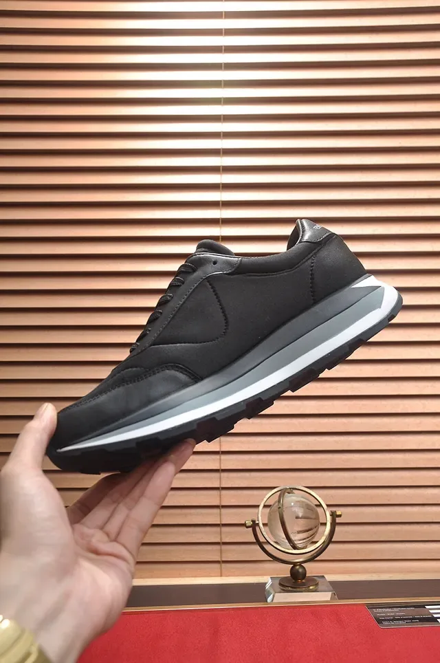 Emporio Armani Chaussures Lifestyle Noires et Grises en Cuir et Synthétique avec Logo d'Aigle Embossé 6