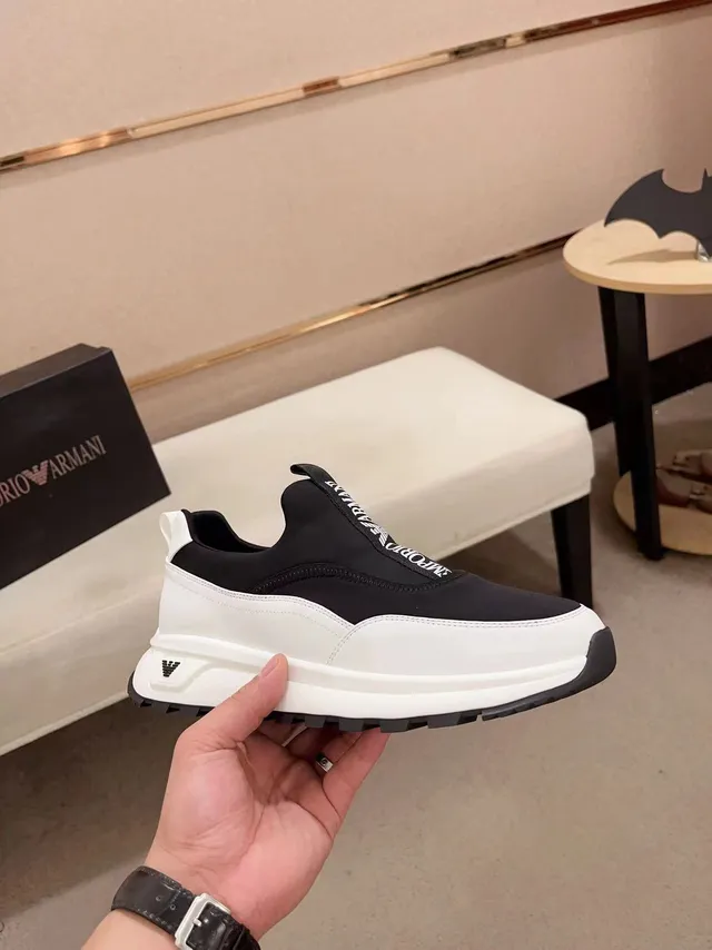 Emporio Armani Tênis pretos e brancos slip-on com painéis chunky 4