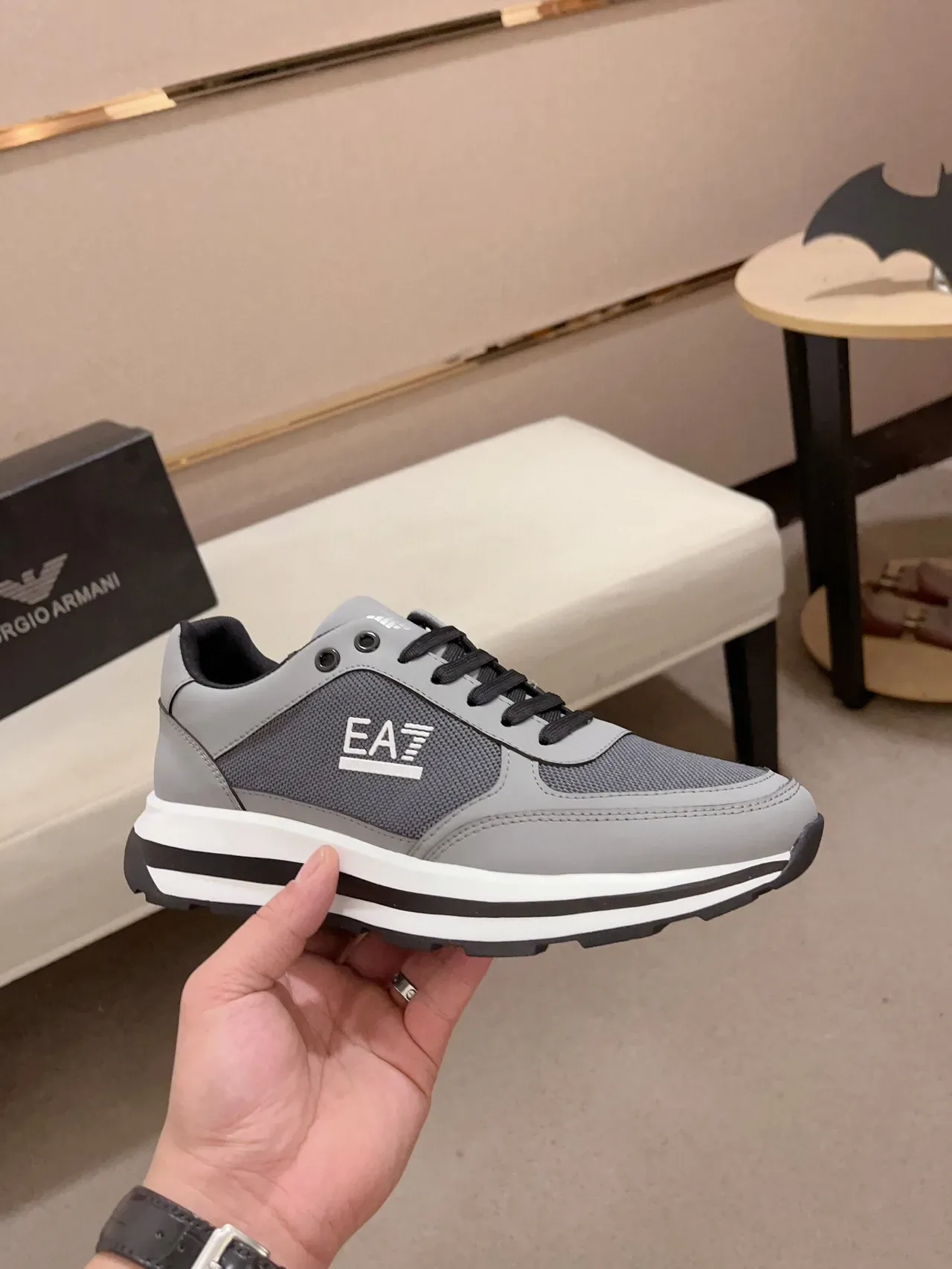 Emporio Armani رمادي أسود شبكي وصناعي علوي متعدد الطبقات تناقض قاعدة حذاء رياضي 4