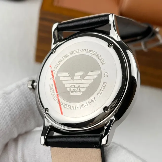 Emporio Armani Montre Minimaliste à Cadran Noir et Ton Argenté en Quartz 4
