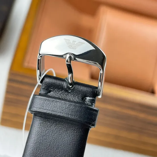 Emporio Armani Montre Minimaliste à Cadran Noir et Ton Argenté en Quartz 5