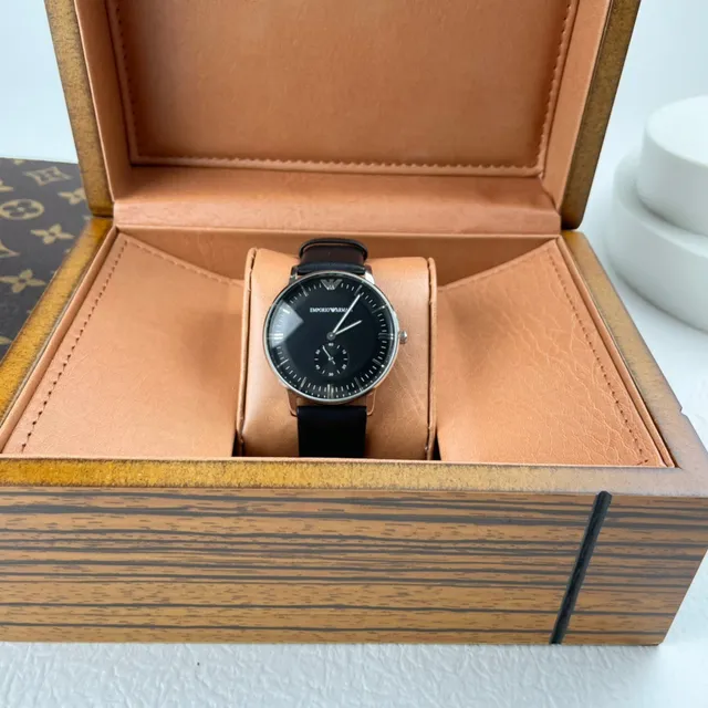 Emporio Armani Montre Minimaliste à Cadran Noir et Ton Argenté en Quartz 6