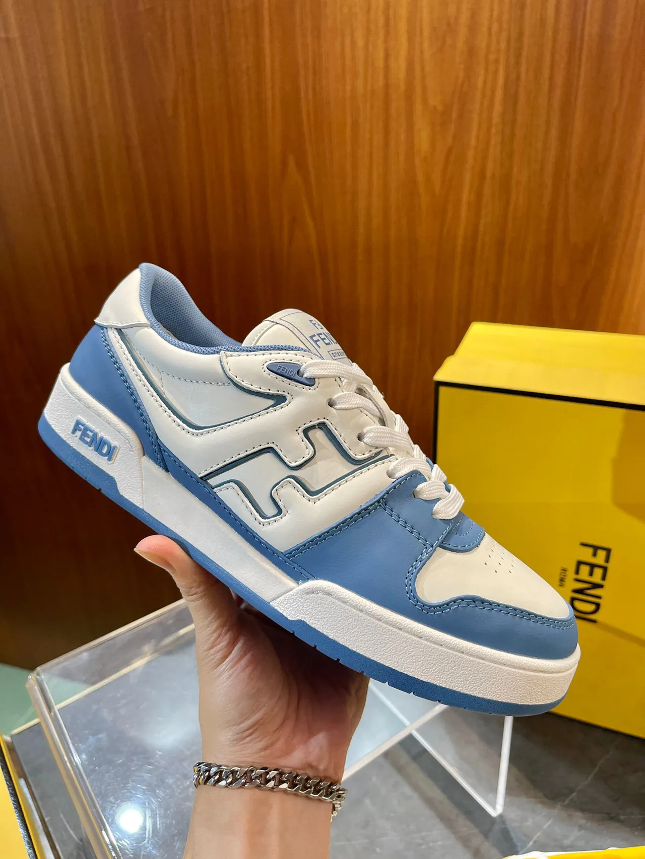 Fendi Beige Azul zapatillas de bajo perforadas con punta perforada 2