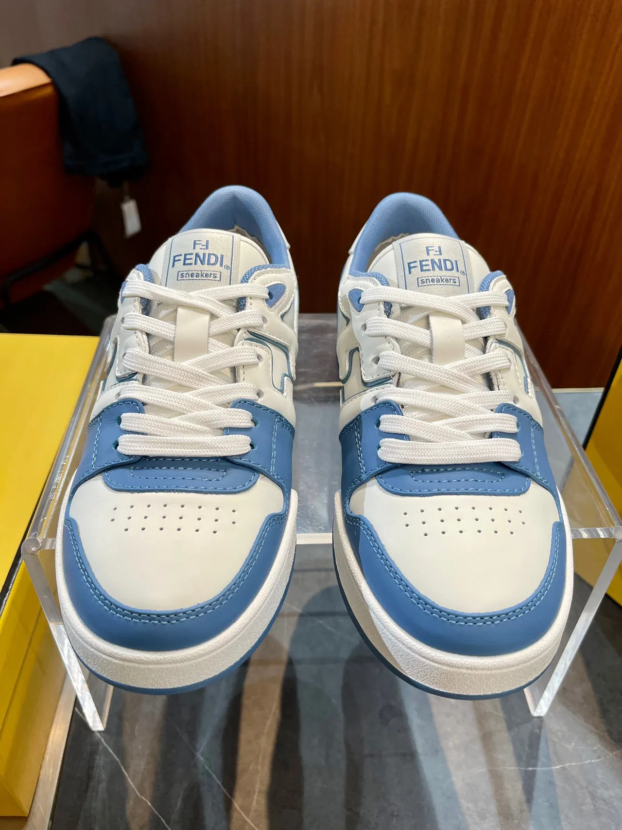 Fendi Beige Azul zapatillas de bajo perforadas con punta perforada 3