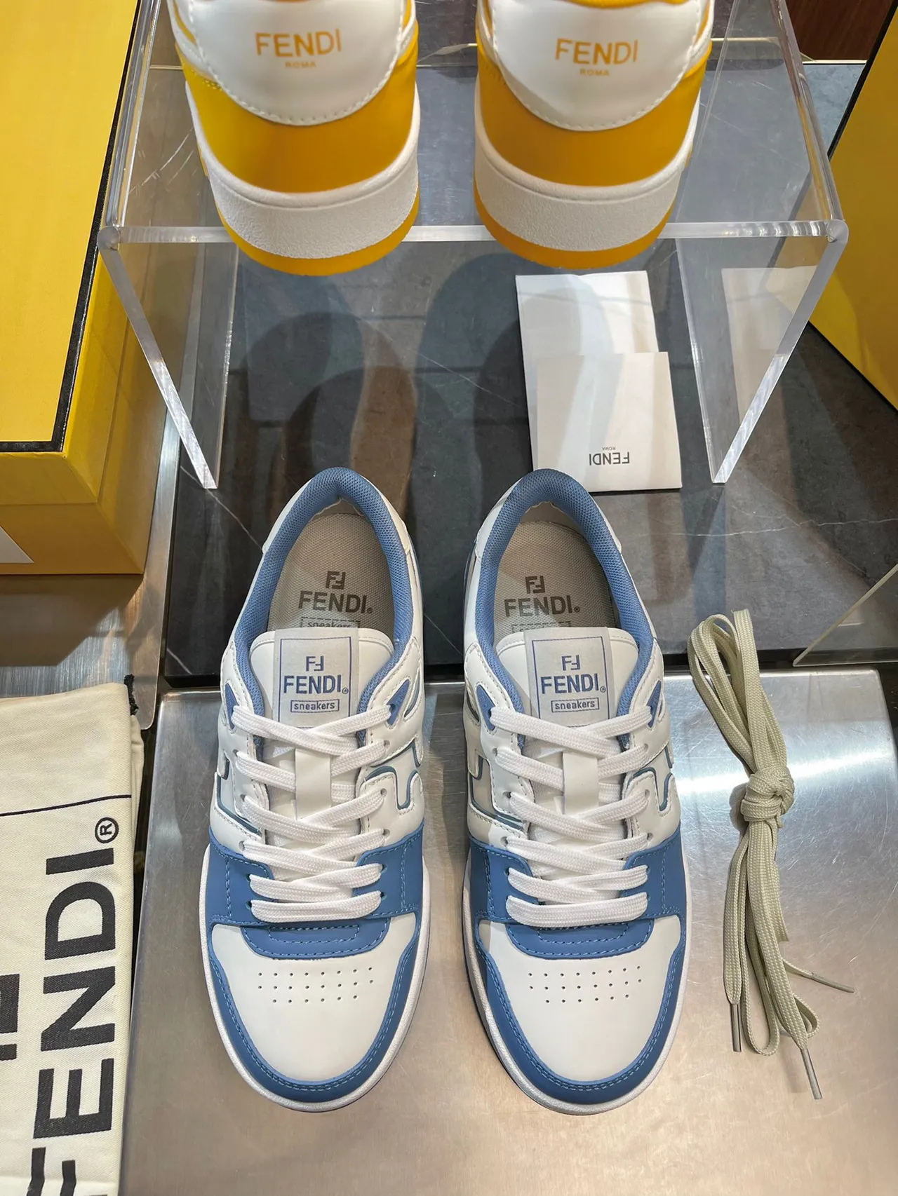 Fendi Beige Azul zapatillas de bajo perforadas con punta perforada 4
