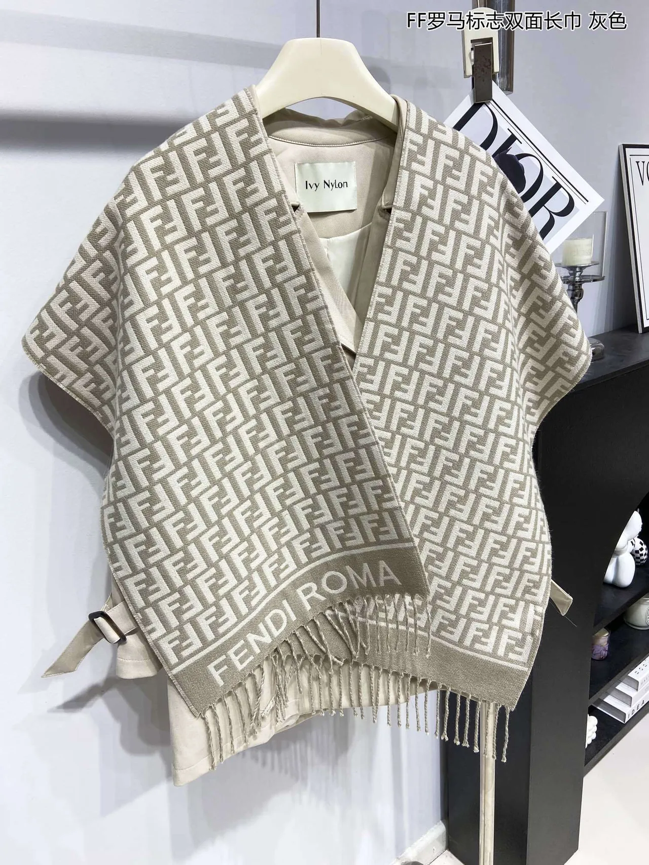 Fendi Bege e Marrom Monogramado com Franjas Cachecol 3