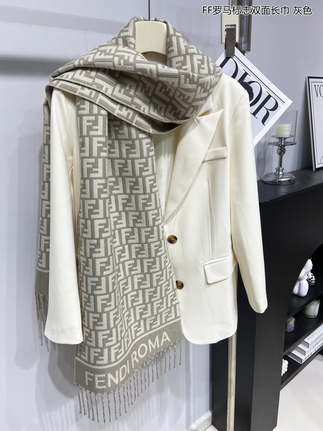 Fendi Bege e Marrom Monogramado com Franjas Cachecol 5