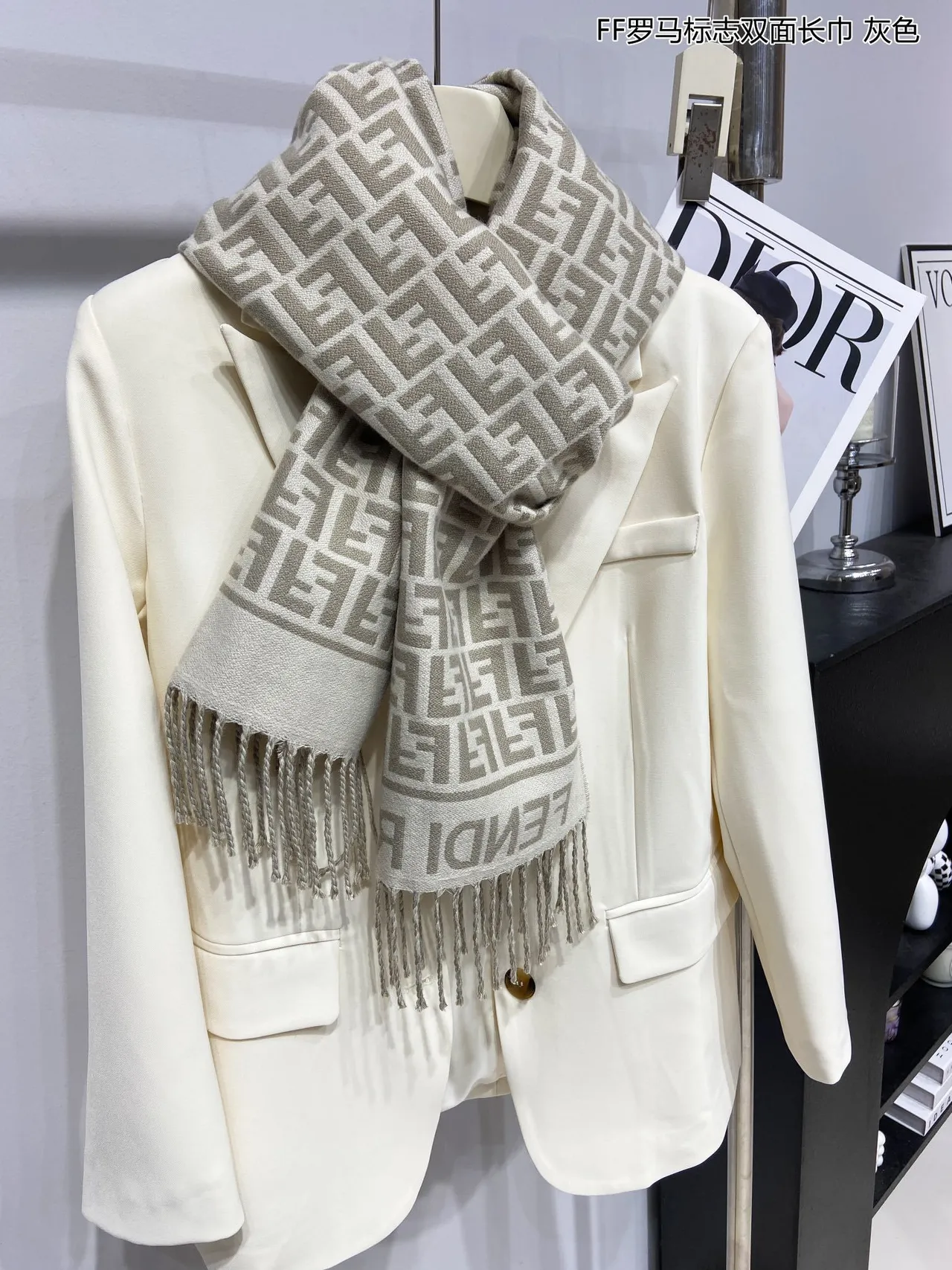 Fendi Bege e Marrom Monogramado com Franjas Cachecol 7