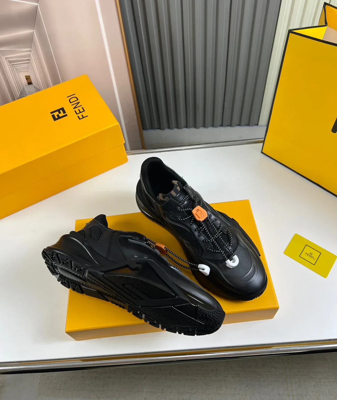 Fendi Tênis Chunky Pretos e Laranja Meia Sola Sculptada Mesh e Overlays Sintéticos 5