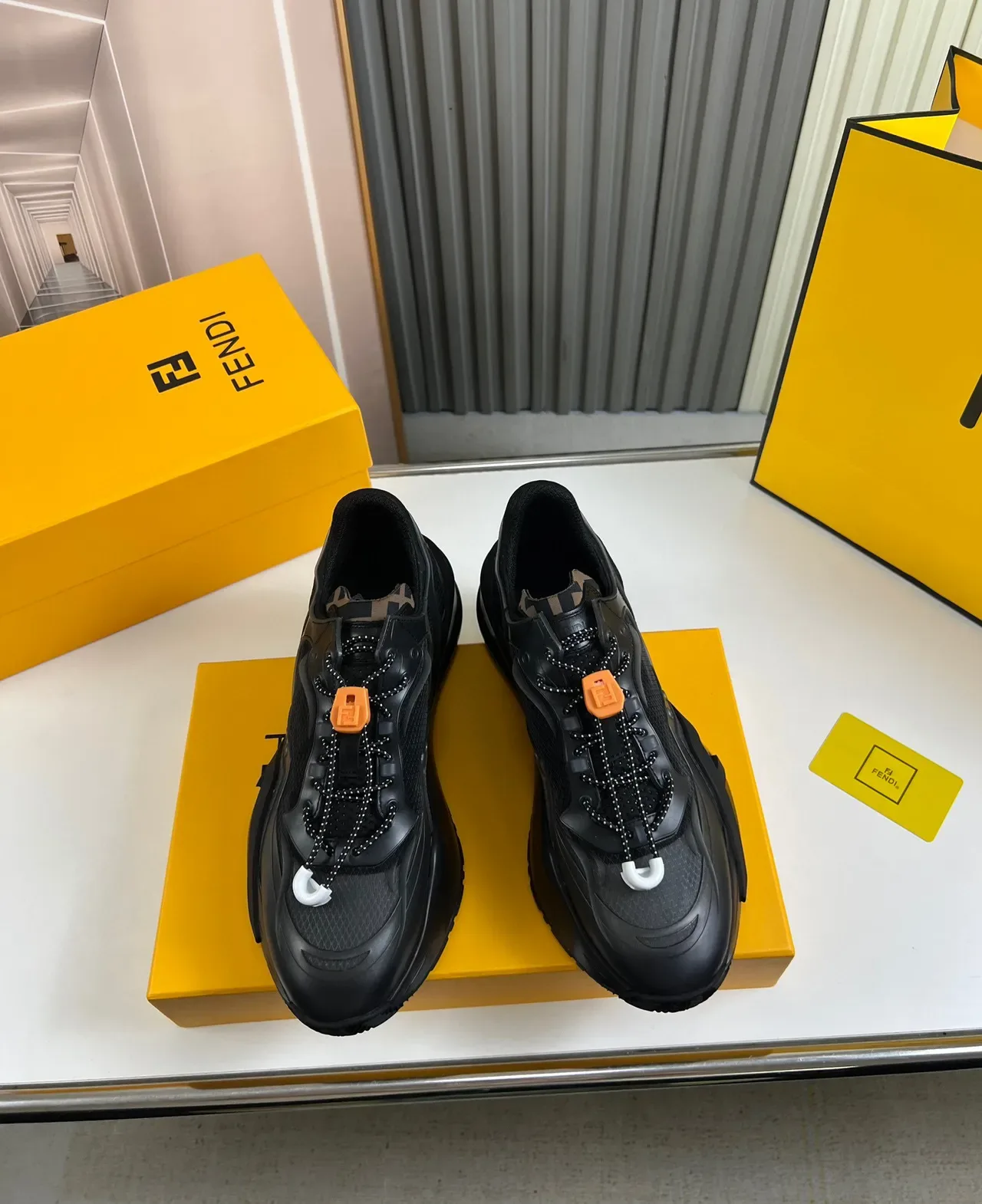 Fendi Tênis Chunky Pretos e Laranja Meia Sola Sculptada Mesh e Overlays Sintéticos 8