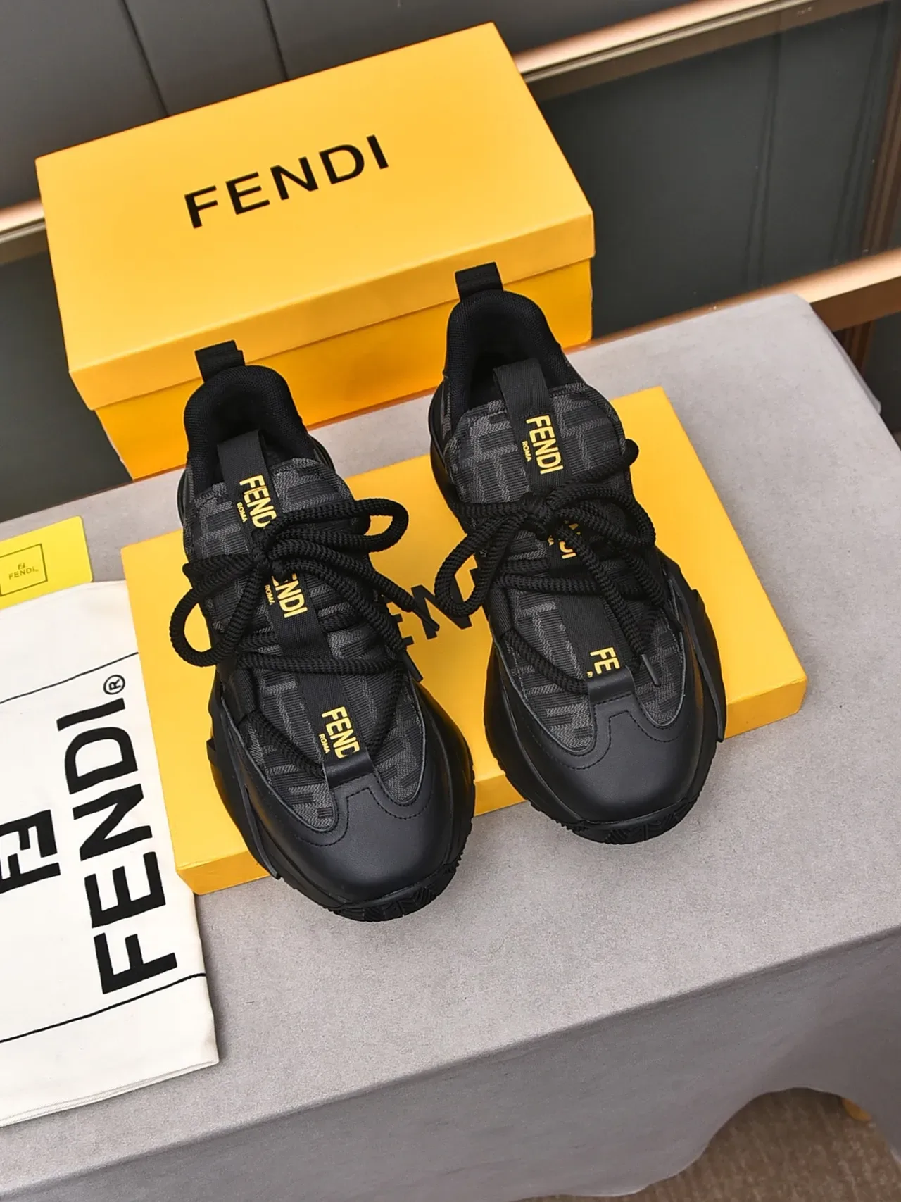 Fendi sola preta amarela monogram têxtil superior tênis chunky 3
