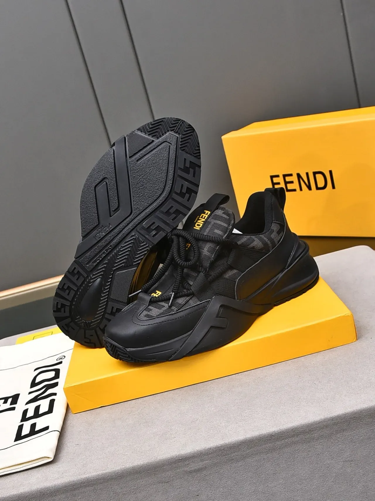 Fendi sola preta amarela monogram têxtil superior tênis chunky 4