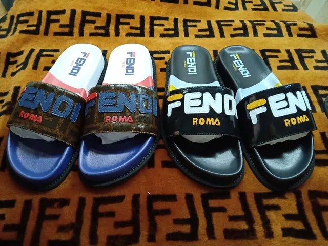 Fendi Chaussons Marron Bleu Monogrammés de Toile avec Bride et Logo Brodé 2