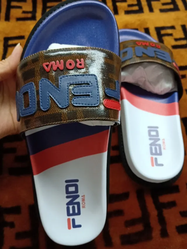 Fendi Chaussons Marron Bleu Monogrammés de Toile avec Bride et Logo Brodé 4