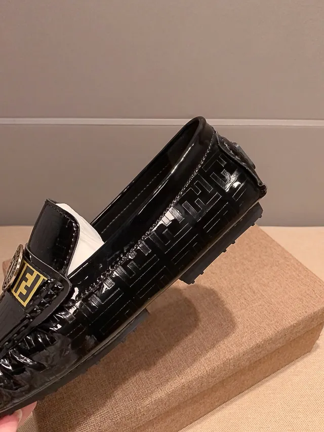 Fendi FF Loafer Preto Dourado Couro Verniz Brilhante Alça Monograma Loafer 3