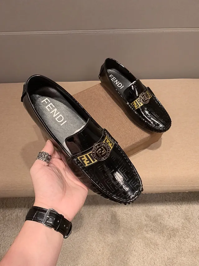 Fendi FF Loafer Preto Dourado Couro Verniz Brilhante Alça Monograma Loafer 4
