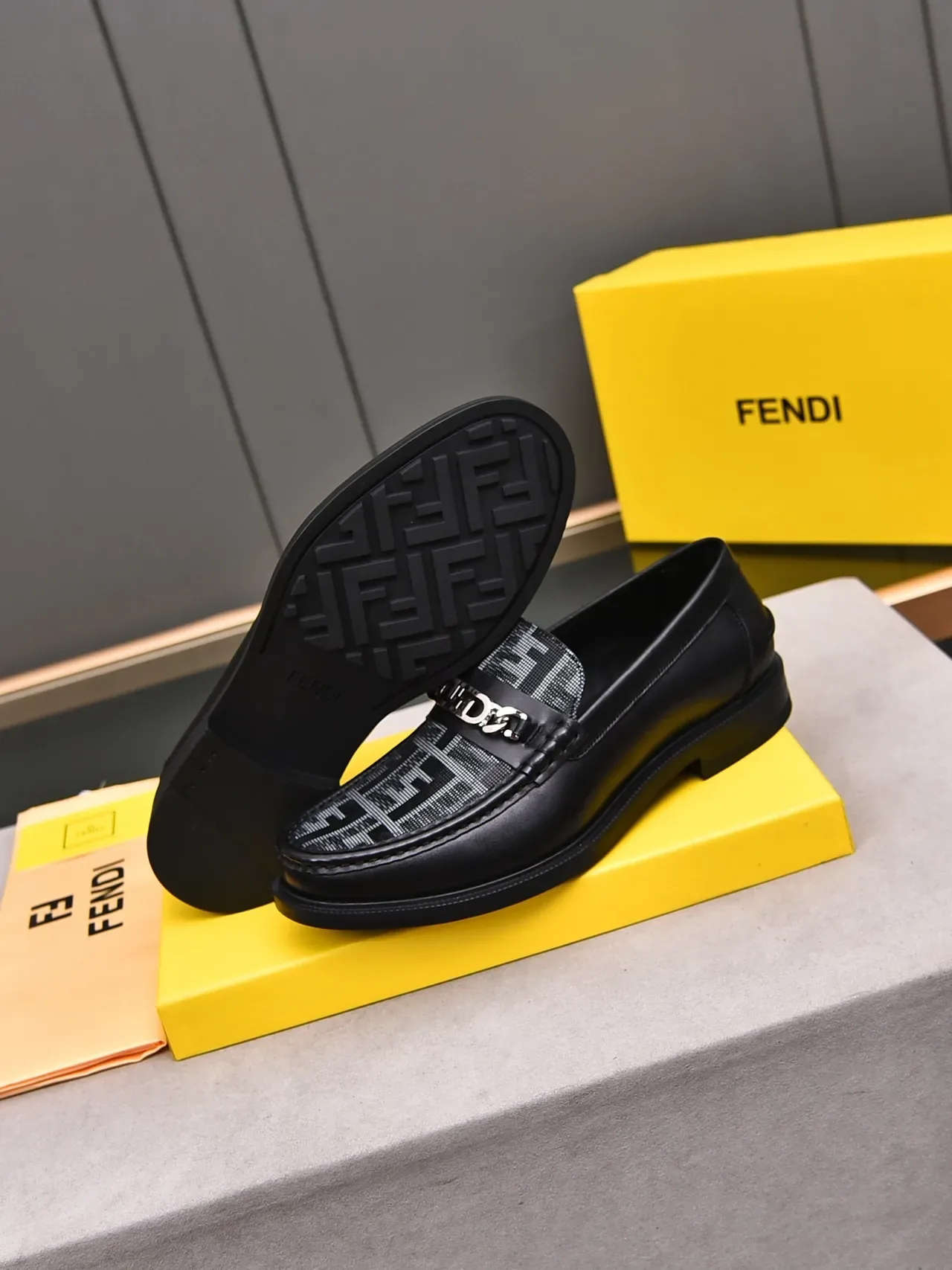 Fendi FF Loafer Preto Branco Couro Monogram Mesh Vamp Loafer 4