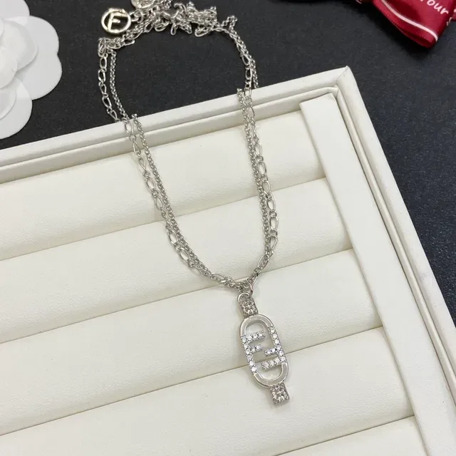 Collier Fendi FF Logo avec pendentif en cristal et chaîne dorée 2