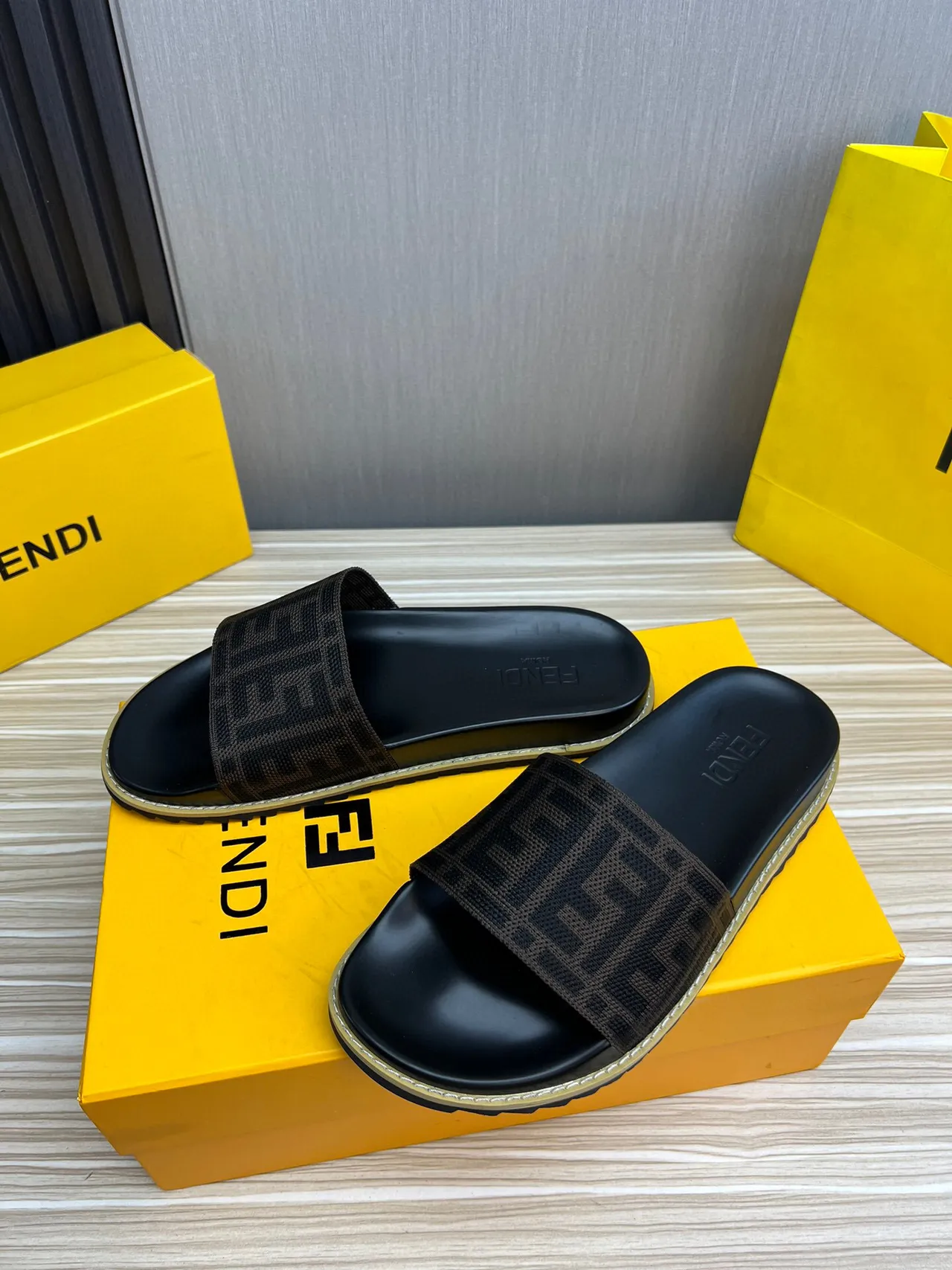 Fendi FF Logo حزام منسوج أسود وبني نعال منزلقة 3