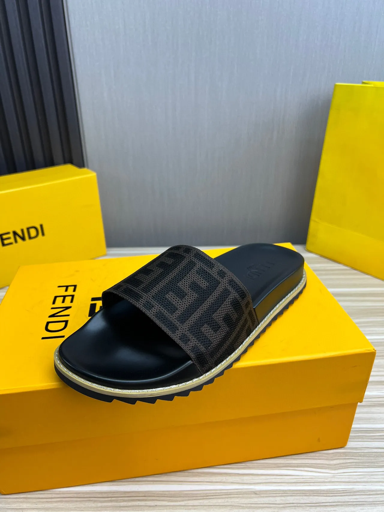 Fendi FF Logo حزام منسوج أسود وبني نعال منزلقة 4