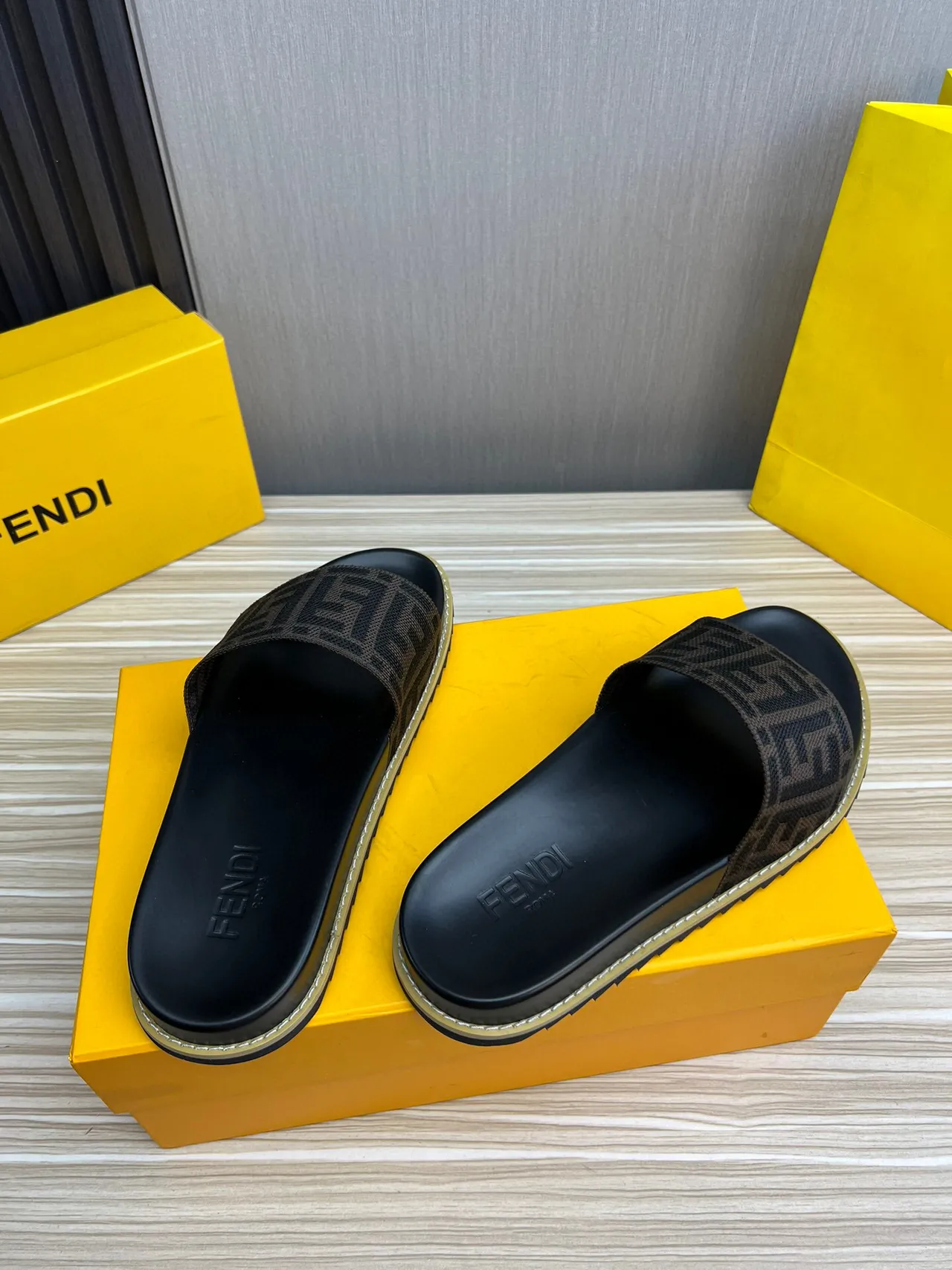Fendi FF Logo حزام منسوج أسود وبني نعال منزلقة 5