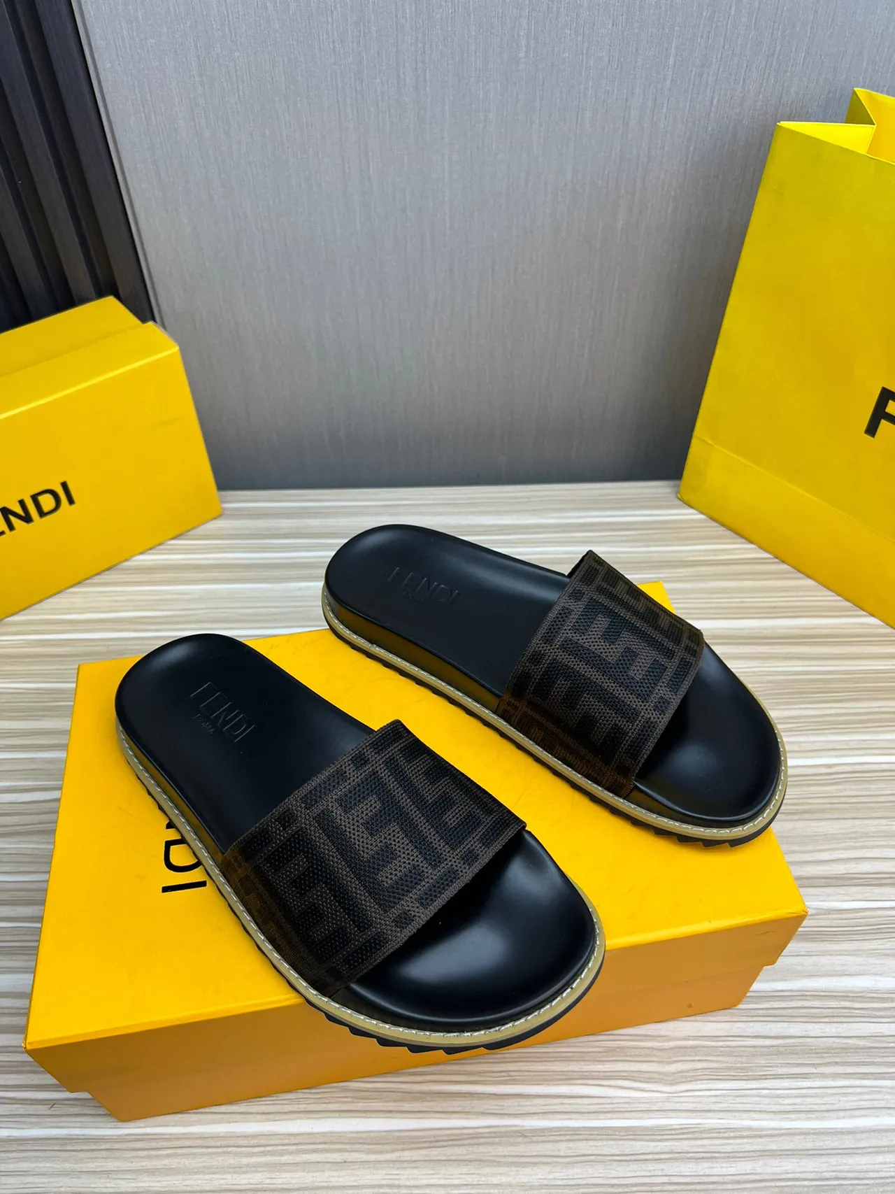 Fendi FF Logo حزام منسوج أسود وبني نعال منزلقة 6