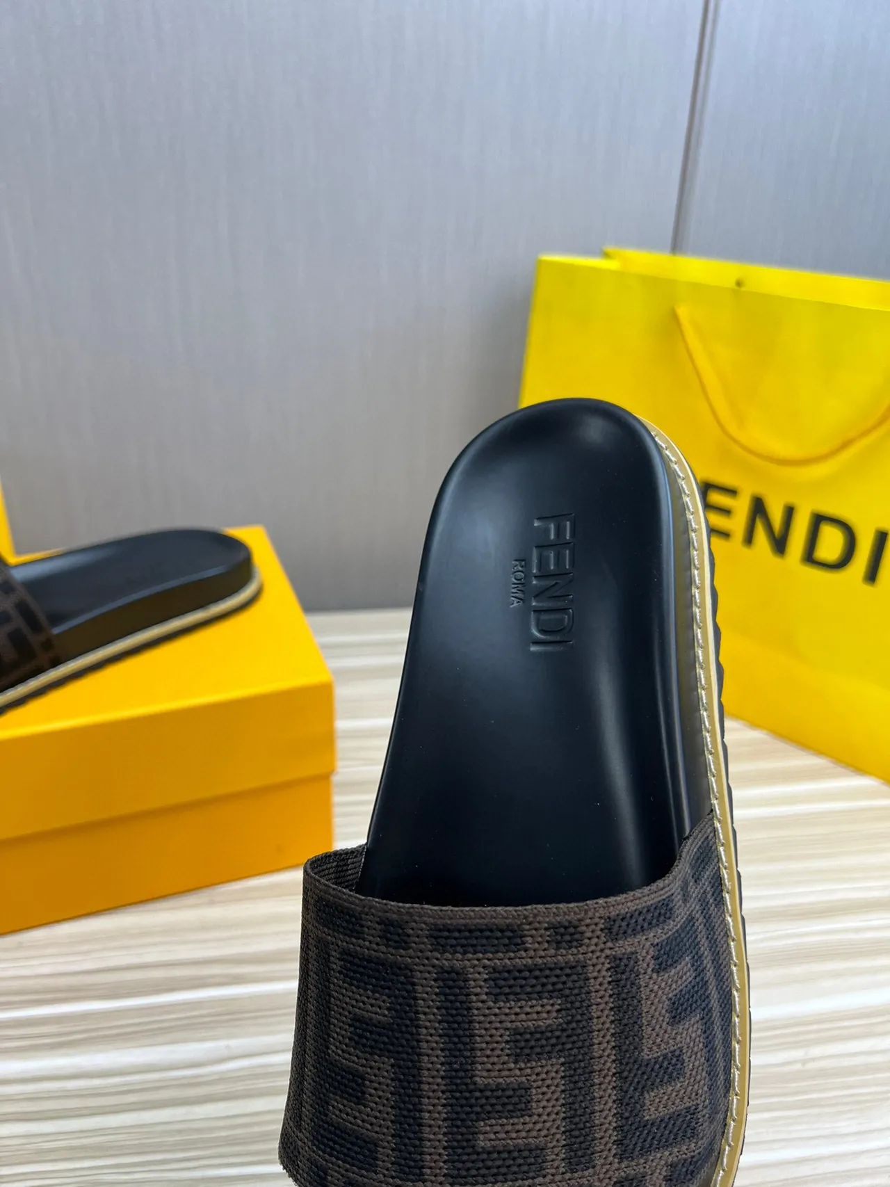Fendi FF Logo حزام منسوج أسود وبني نعال منزلقة 7