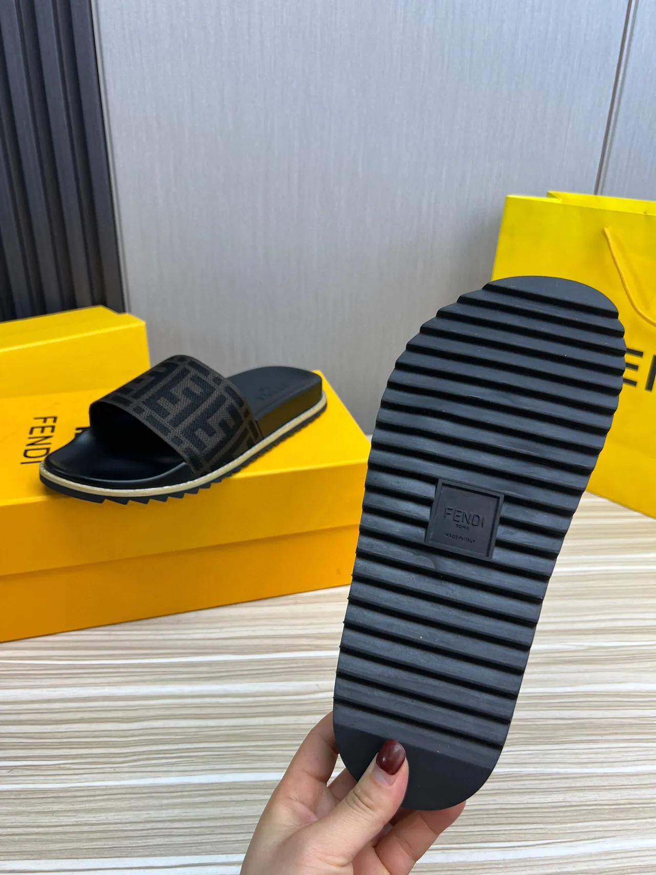 Fendi FF Logo حزام منسوج أسود وبني نعال منزلقة 8