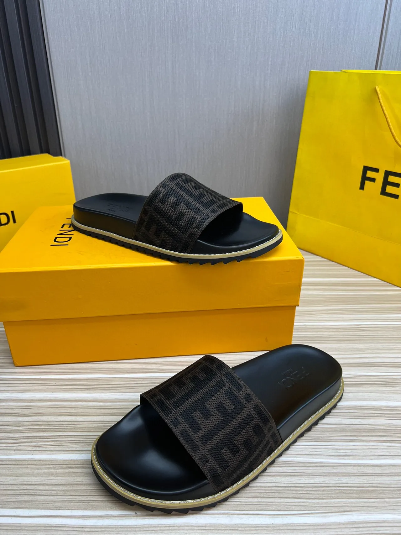 Fendi FF Logo حزام منسوج أسود وبني نعال منزلقة 9