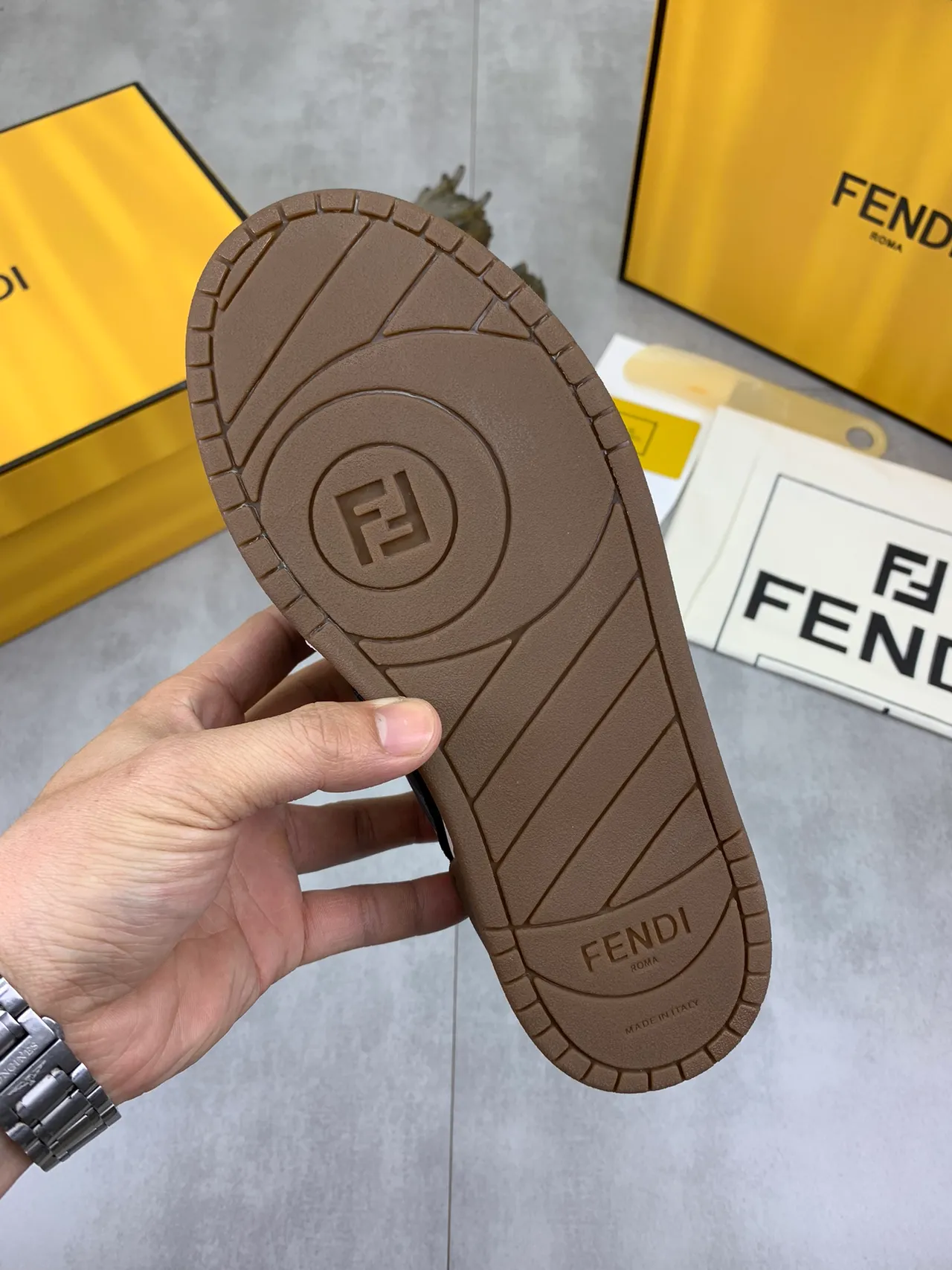 حذاء رياضي Fendi FF Monogram أسود وبني 2