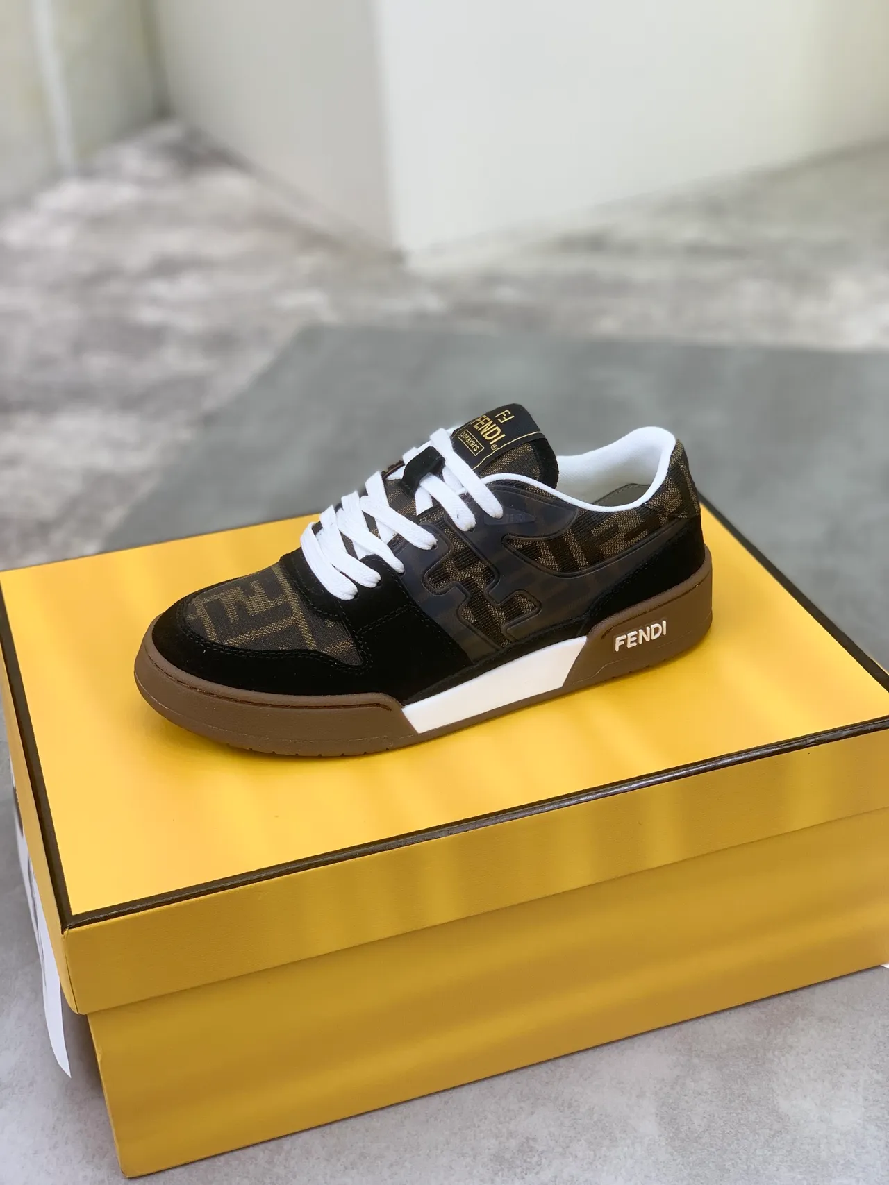 حذاء رياضي Fendi FF Monogram أسود وبني 4