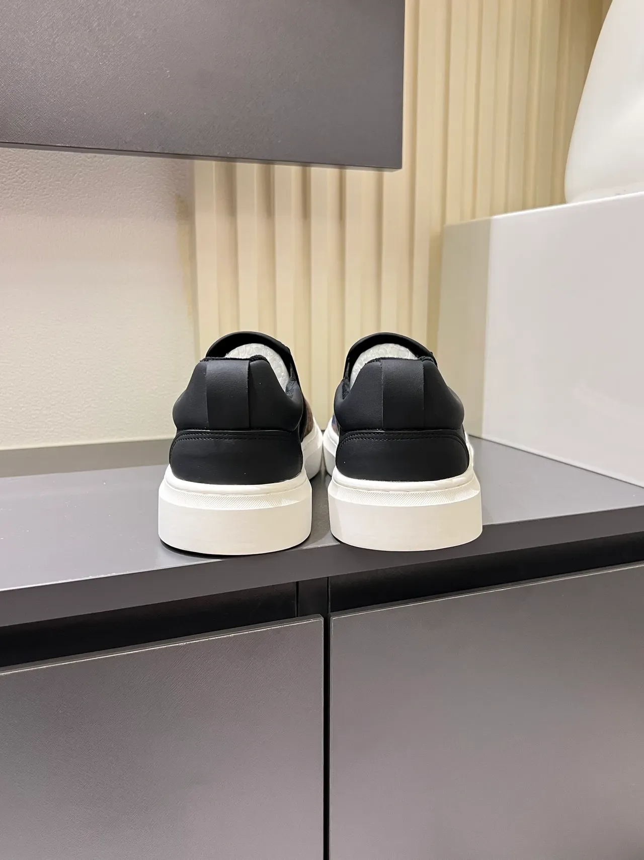 حذاء رياضي فندي FF slip-on بني بحري أسود أبيض lifestyle sneakers 2