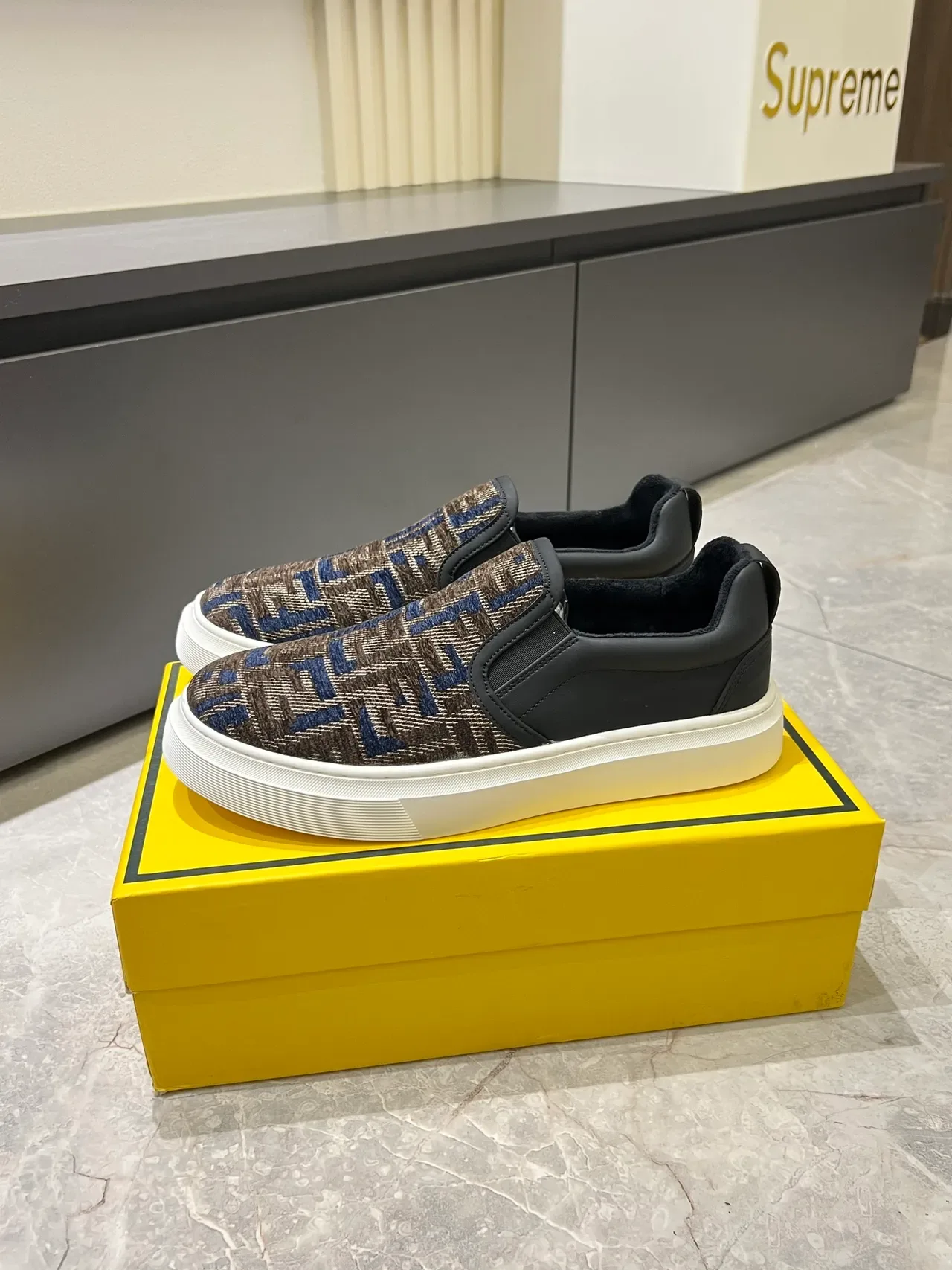 حذاء رياضي فندي FF slip-on بني بحري أسود أبيض lifestyle sneakers 4