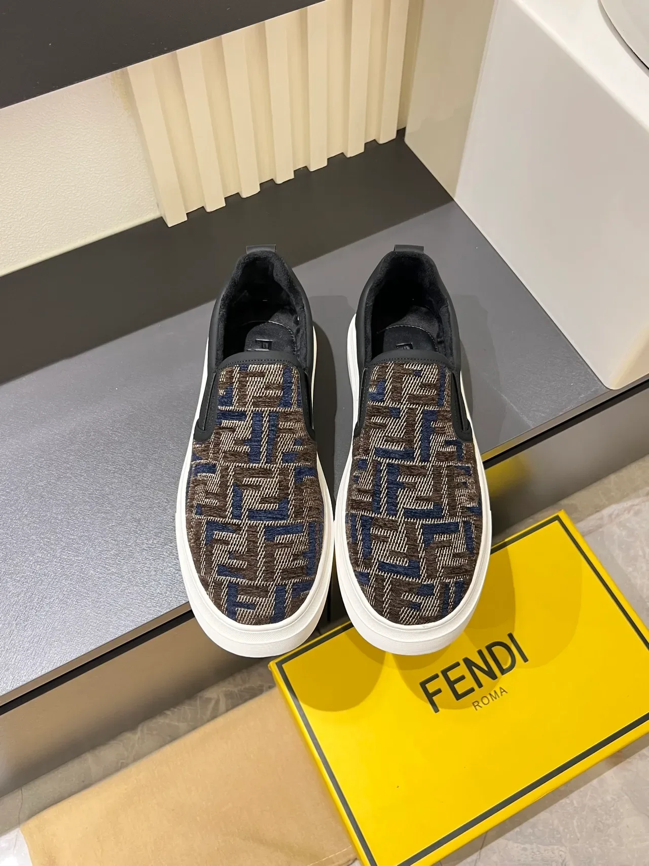 حذاء رياضي فندي FF slip-on بني بحري أسود أبيض lifestyle sneakers 5