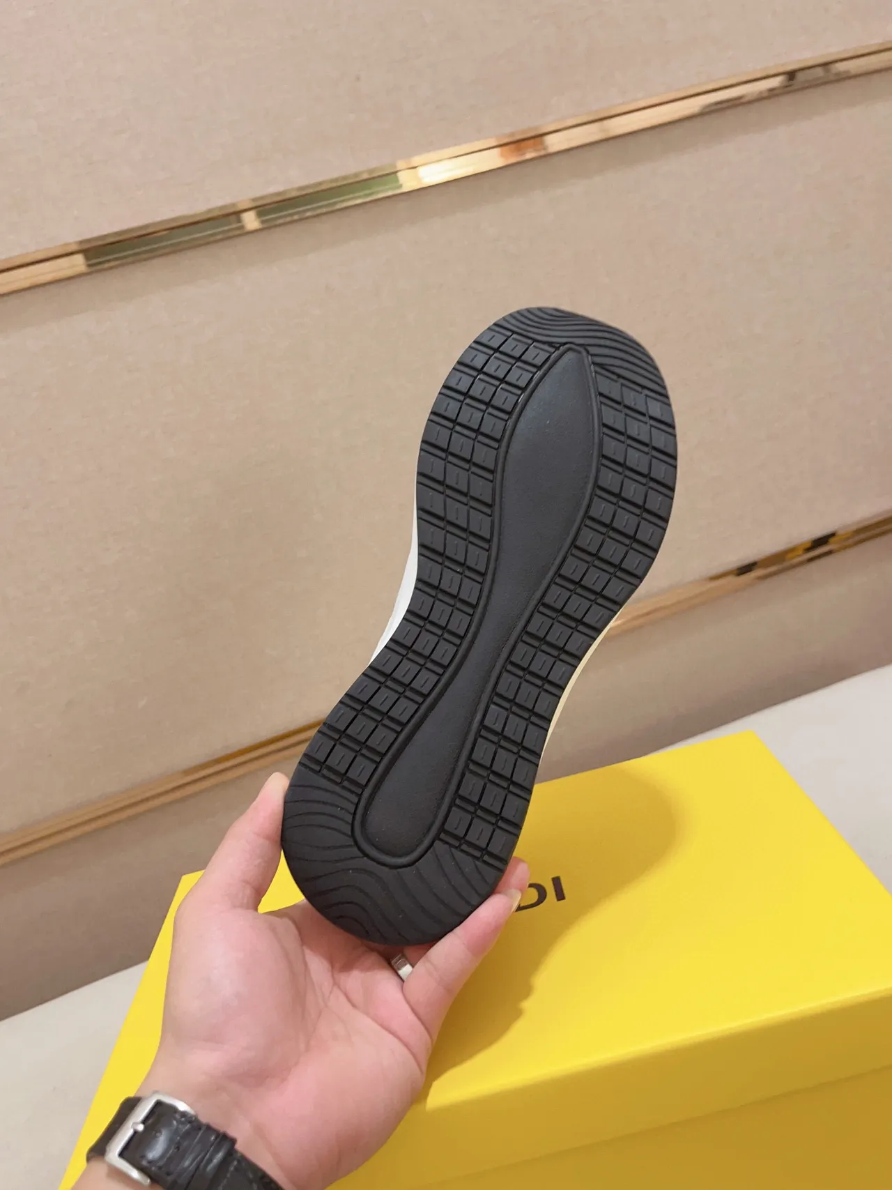 Fendi First Sneakers Lifestyle Blanc et Noir Bicolores à Encolure Basse 2