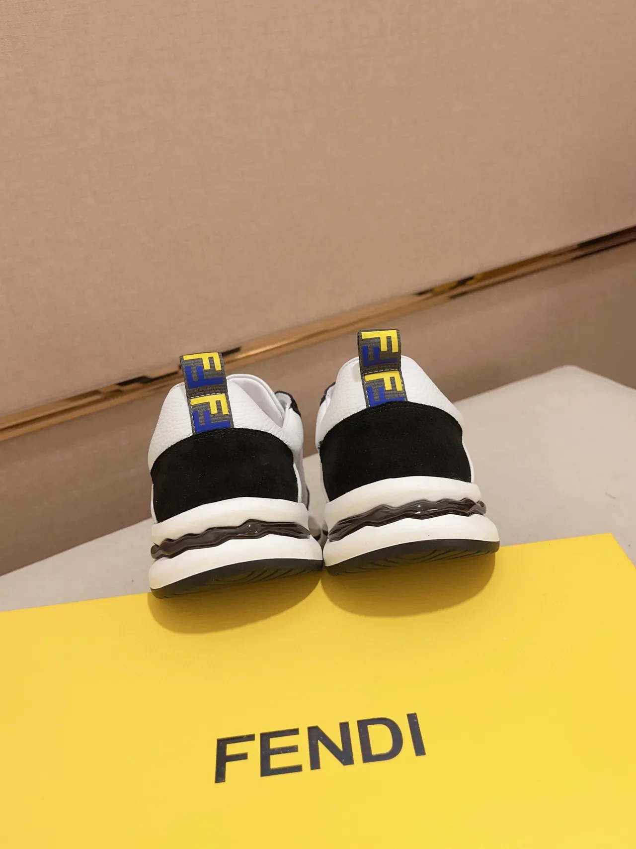 Fendi First Sneakers Lifestyle Blanc et Noir Bicolores à Encolure Basse 3