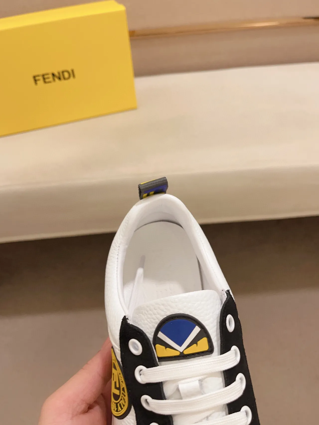 Fendi First Sneakers Lifestyle Blanc et Noir Bicolores à Encolure Basse 4