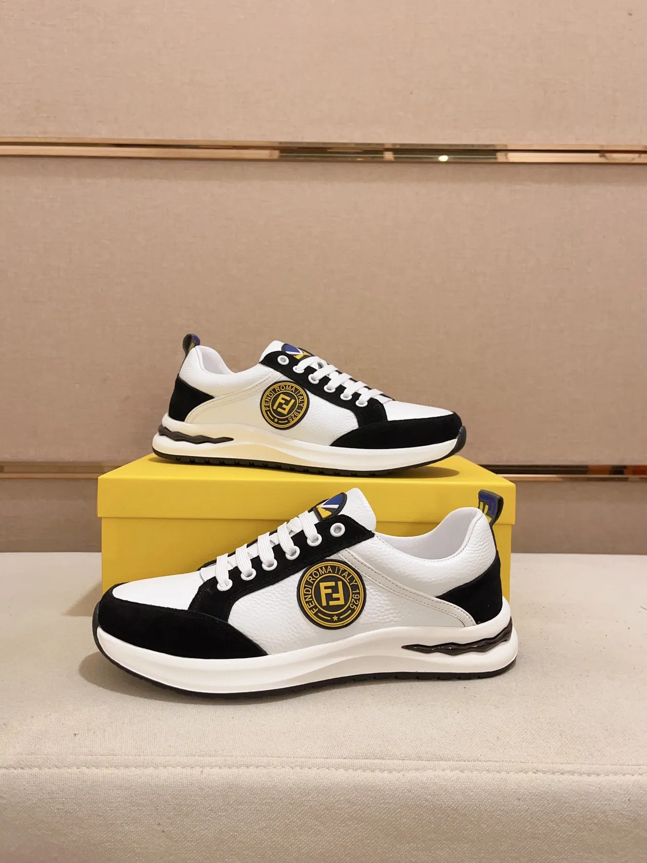 Fendi First Sneakers Lifestyle Blanc et Noir Bicolores à Encolure Basse 5