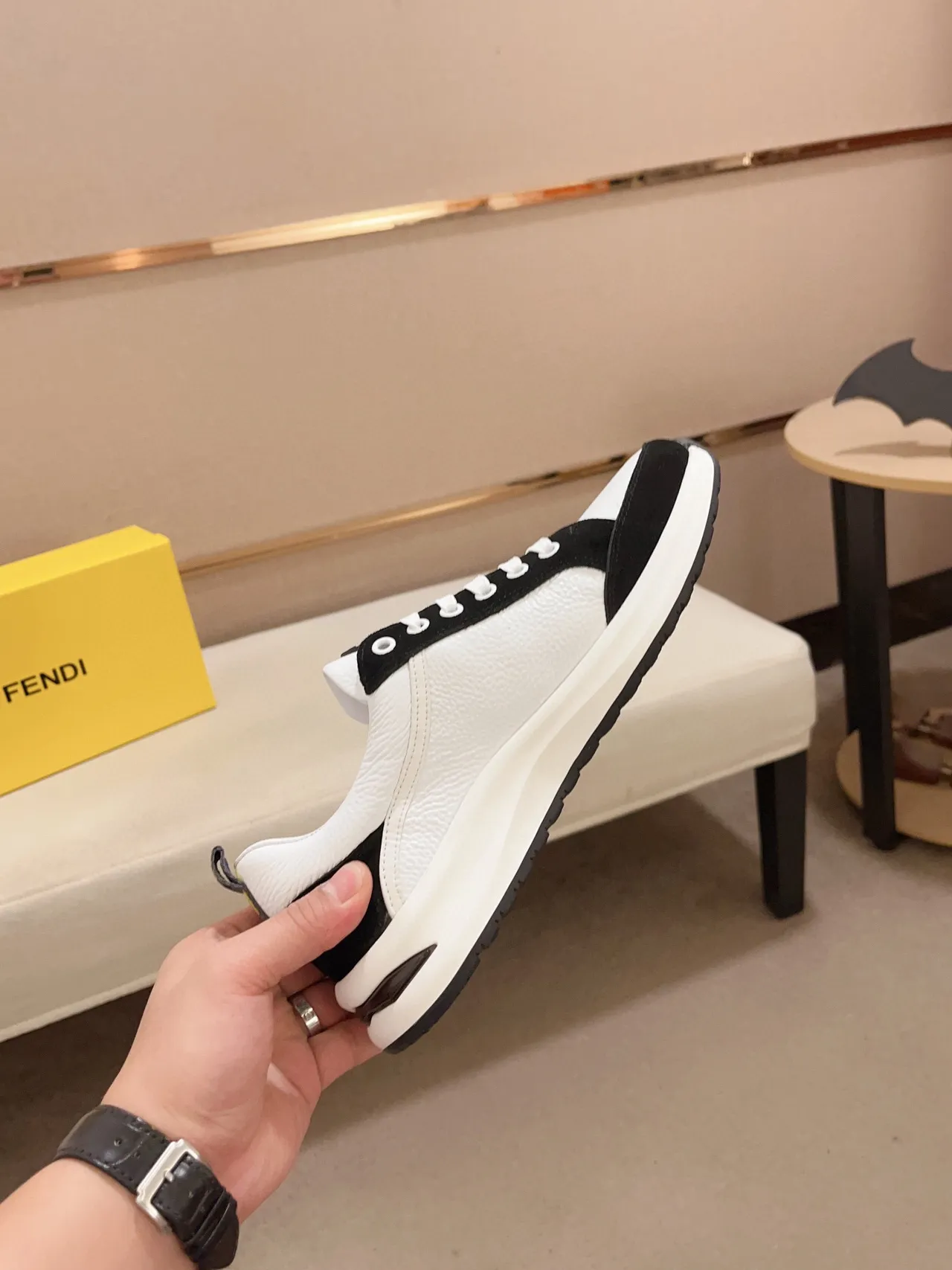 Fendi First Sneakers Lifestyle Blanc et Noir Bicolores à Encolure Basse 6