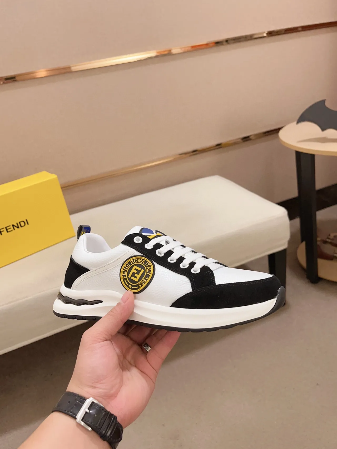 Fendi First Sneakers Lifestyle Blanc et Noir Bicolores à Encolure Basse 7
