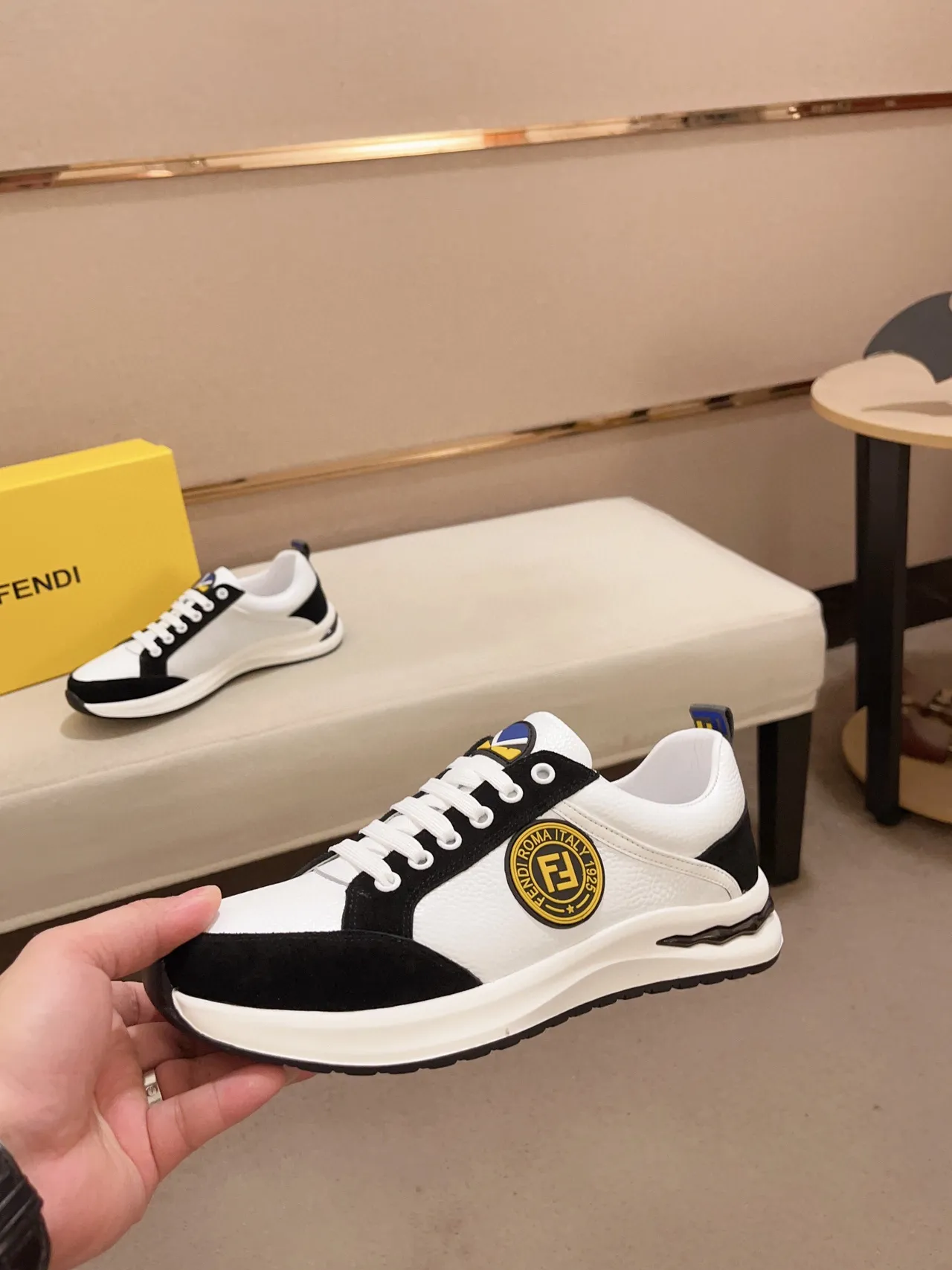 Fendi First Sneakers Lifestyle Blanc et Noir Bicolores à Encolure Basse 8